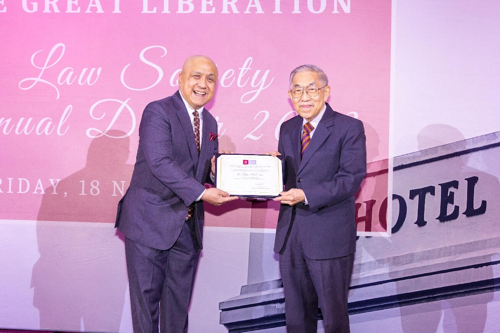 Presenting the certificate of honorary membership to Mr Chao Hick Tin in November 2022